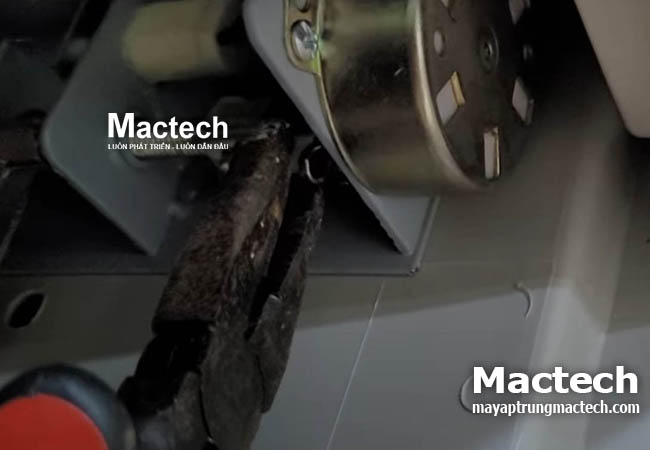 Máy ấp trứng mini Mactech bị kẹt trục
